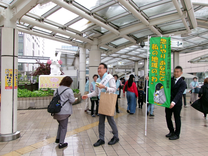 （写真）民生委員活動強化週間立川駅前の啓発活動の様子（令和7年5月10日）