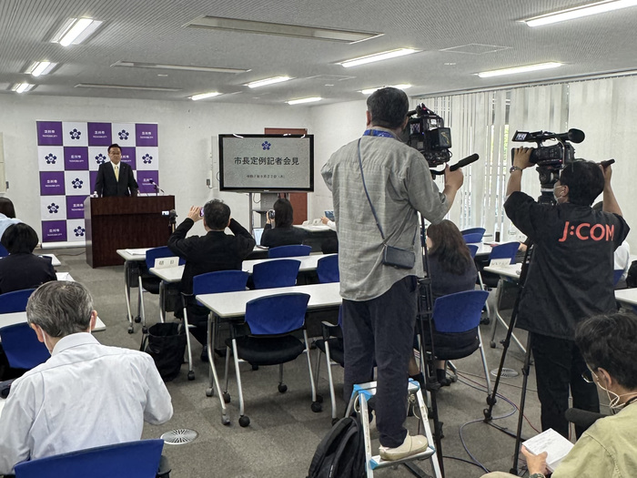 写真：定例記者会見の様子（令和7年5月22日）