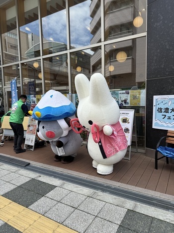 来てくれたお客さんにお辞儀をするくるりんとおおまぴょん