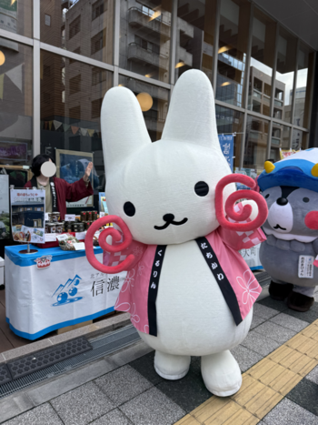 販売のお手伝いをするくるりん