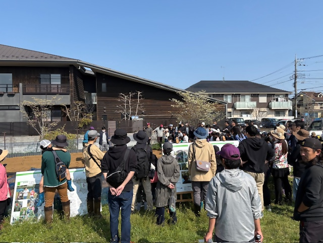 農研会が参加者に作業説明をしている様子