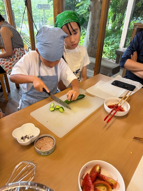 冷や汁のキュウリを切っている様子