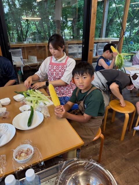 トウモロコシの皮むきの様子