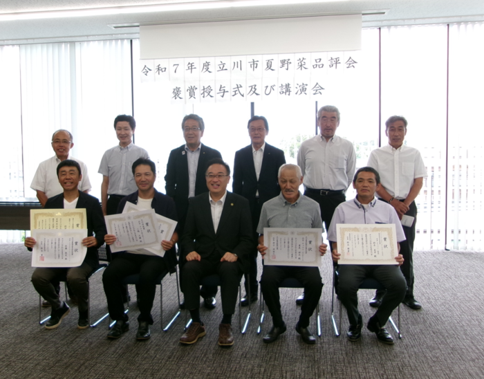 受賞者とプレゼンターの集合写真