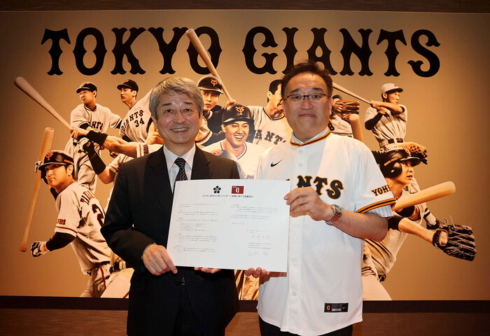 読売巨人軍との連携協定締結式で署名後の写真