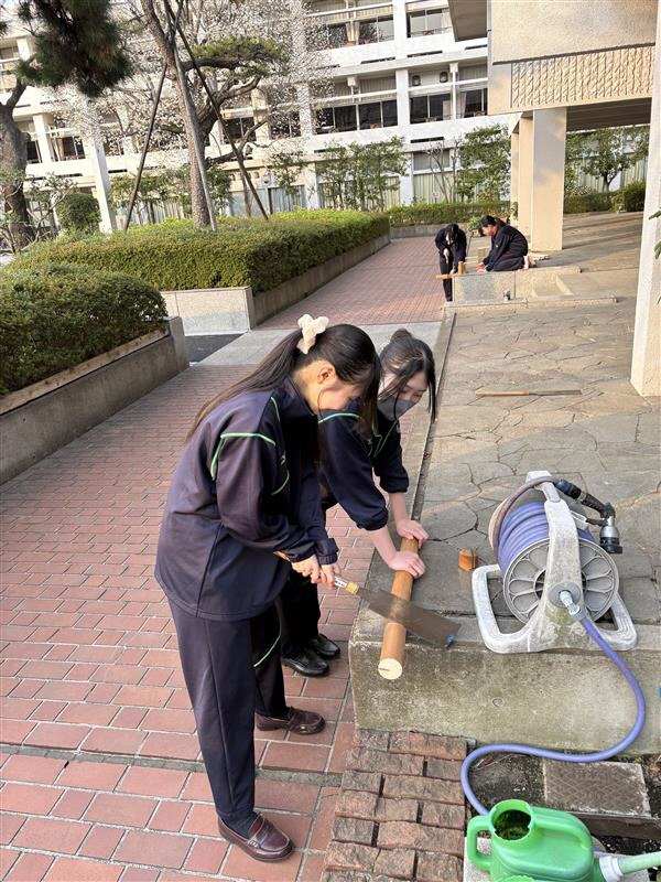 写真：モルックを作っている様子