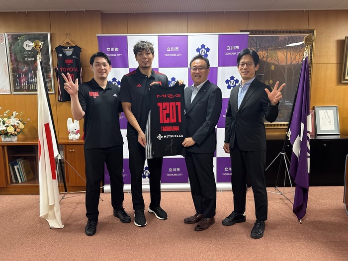 アルバルク東京の皆様と酒井市長の写真