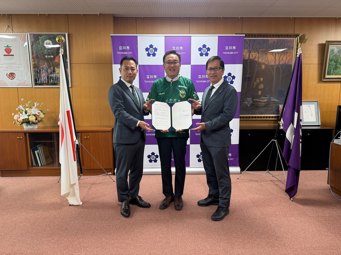 東京ヴェルディ中村社長、栗田副社長と酒井市長の写真