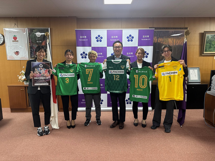 東京ヴェルディプライアナビーチサッカーの皆様と酒井市長の写真