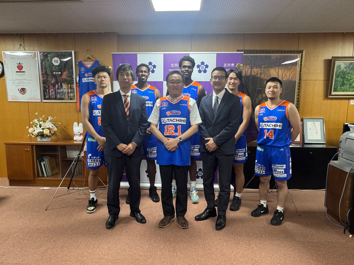 立川ダイスの皆様と酒井市長の写真