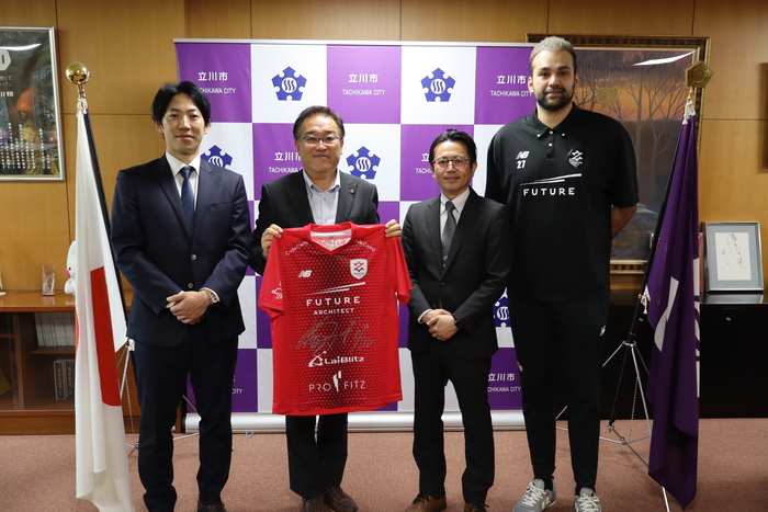 左から佐藤智仁監督、市長、黒田真一社長、玉川裕康キャプテンの集合写真