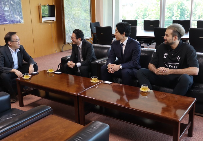 市長と選手の談笑の様子
