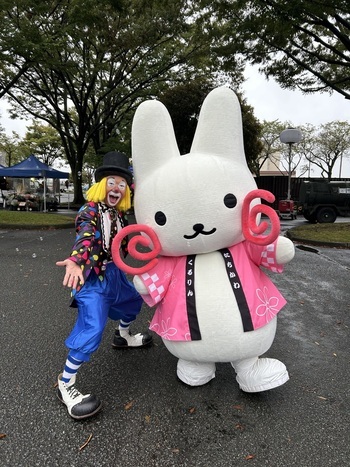 ピエロと記念撮影をするくるりん