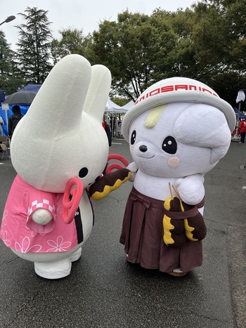 いもフライ剣を味見するくるりん