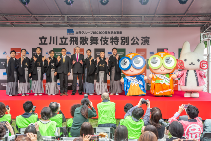 歌舞伎俳優らと記念撮影をするくるりん