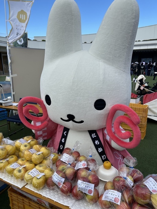 キャラクター5体で館内をお散歩する様子1