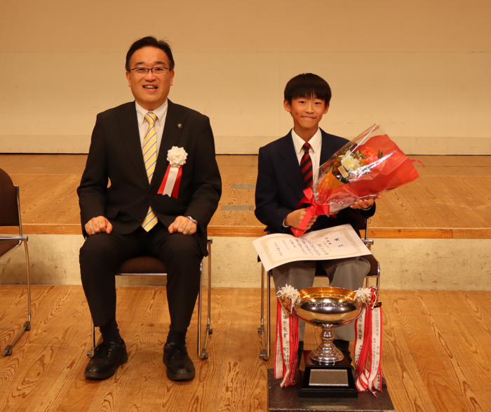 写真：酒井大史立川市長と市長賞を受賞した横田さん