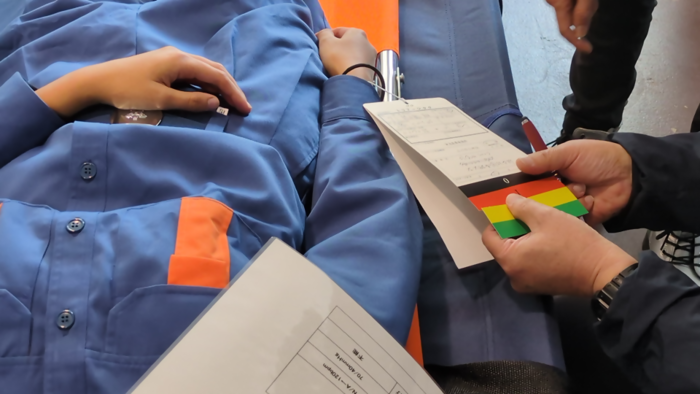 　トリアージ訓練の様子、搬送された傷病者役の傷病の程度を確認しています