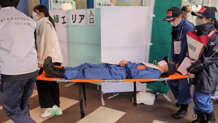 　動けない傷病者を搬送訓練する様子