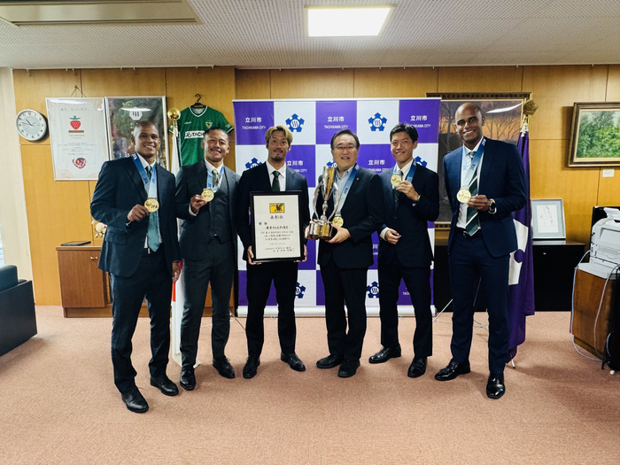 東京ヴェルディビーチサッカーの皆さんとの写真