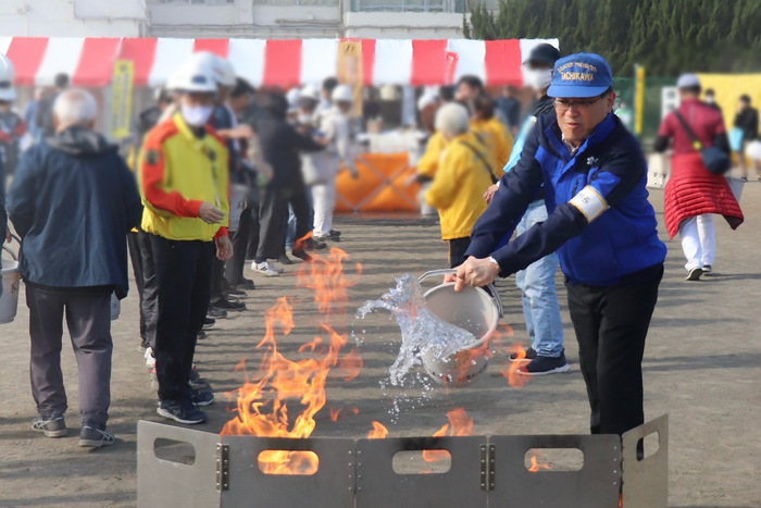 総合防災訓練、バケツリレーの様子