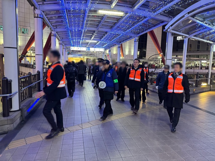 年末警戒合同パトロールの様子（JR立川駅北口デッキの上）