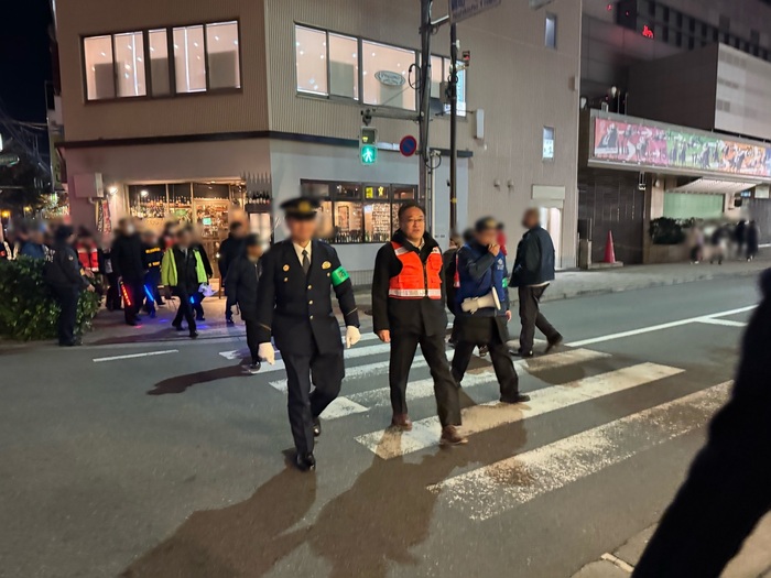 年末警戒合同パトロールの様子（JR立川駅南口）