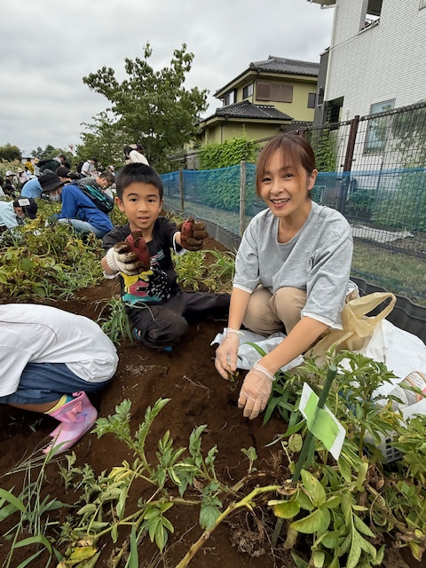 親子　じゃがいも収穫の様子