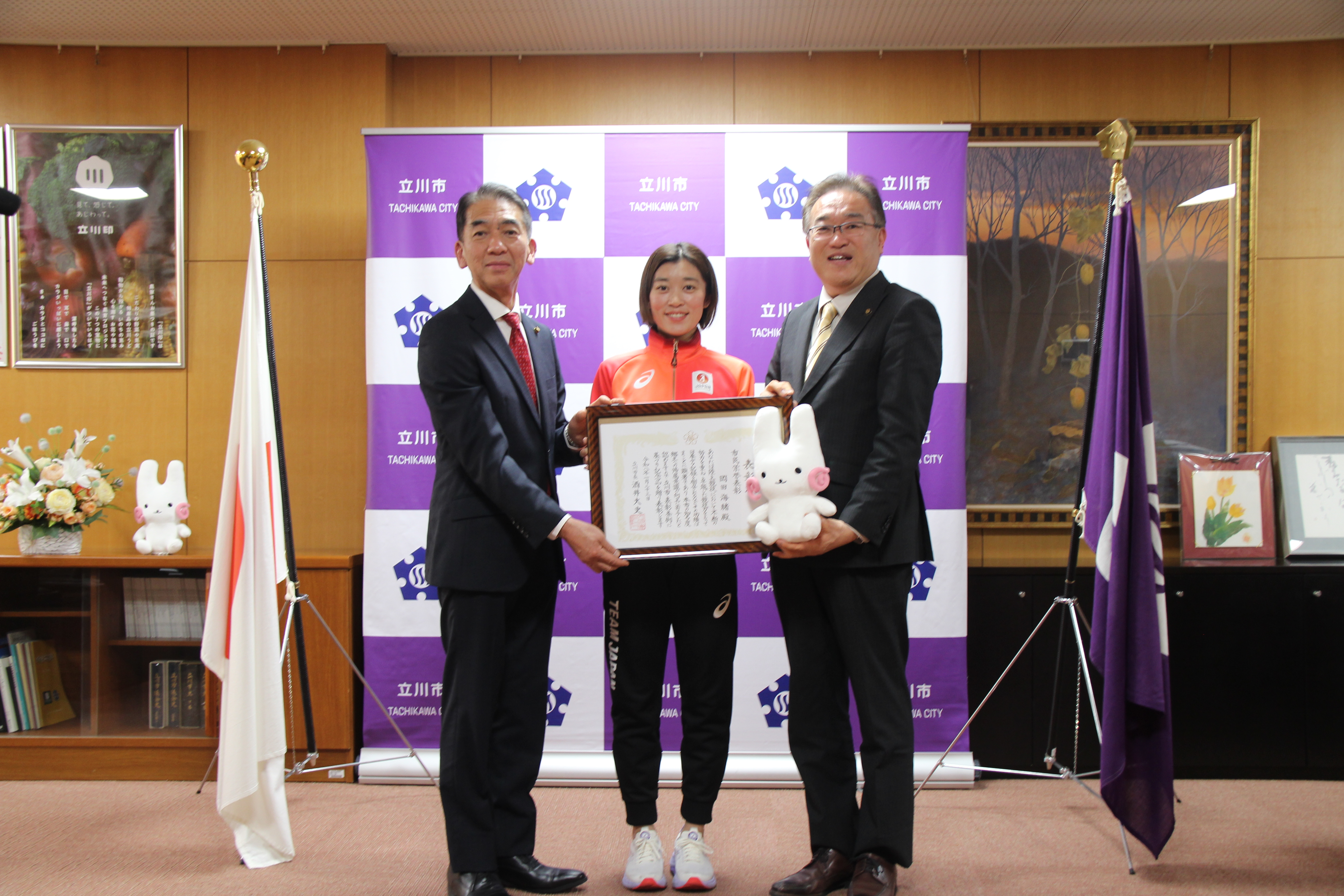 市民栄誉表彰式の様子（岡田海緒選手）