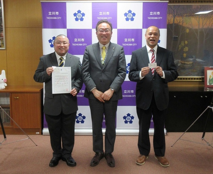 宣誓者の佐野さんと加瀬さんと酒井市長