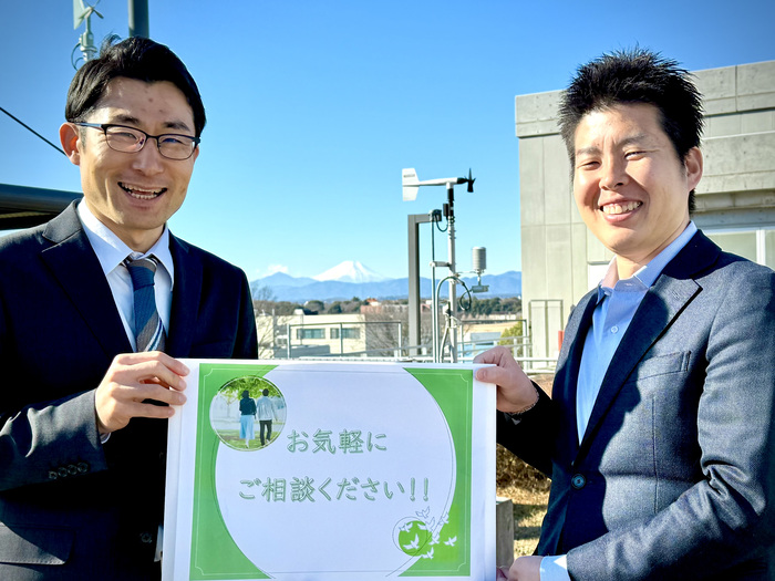 写真：企画政策課職員2名