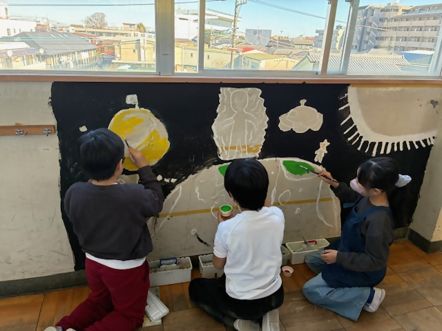 宇宙の絵を描く子どもの画像