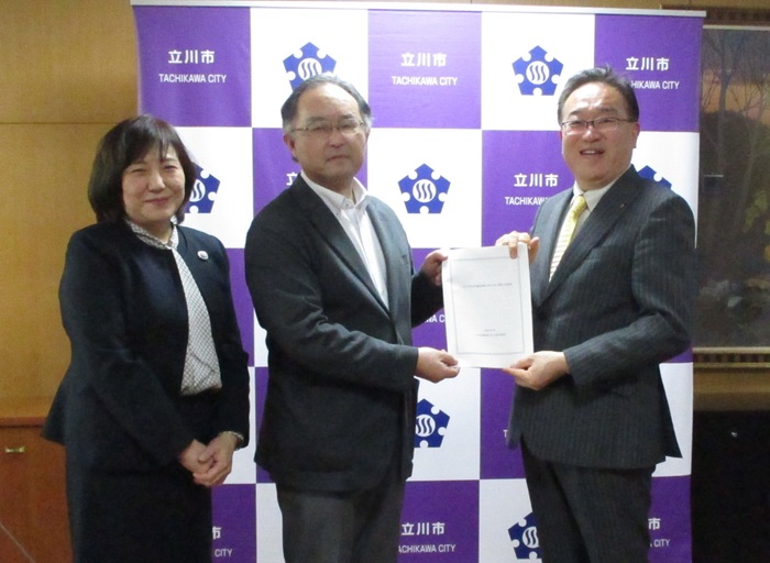 学童保育所のあり方に関する提言の手交