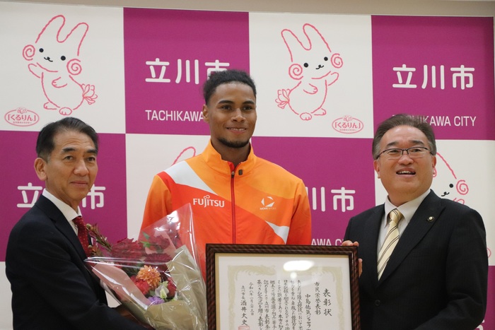 中島選手（中央）表彰時の写真