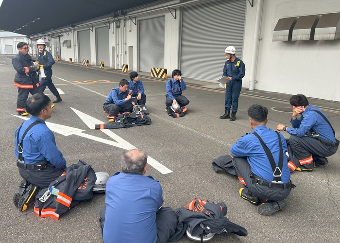 写真：指導員より講評を受ける